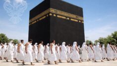 Hajjis around kaba – close up