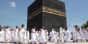 Hajjis around kaba - close up