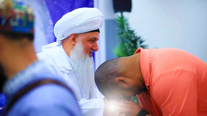 follow a guide, Shaykh Nurjan Mirahmadi-mureed kissing, hand,keeping fellowship of shaykh,dont be seperated, wasila