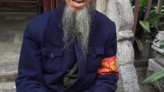 Urdu – Mureeds in China to distribute chinese cake(jin gao)among