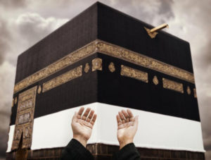 hands pray at kabah hajj