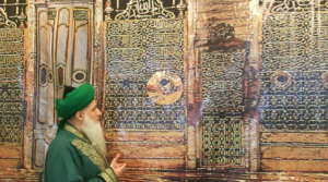 Shaykh Nurjan Mirahmadi in front of Rauza shareef, Madina