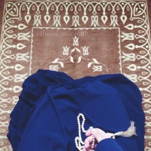 lady praying on carpet w tasbih meditation tafakkur dua salah