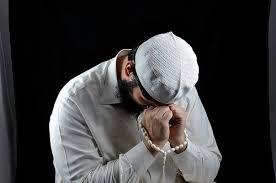 muslim man praying crying