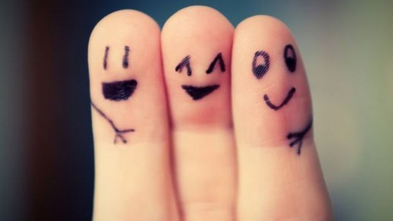 three-friends-fingers-smiling